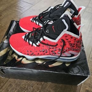Mens LeBron XVII Sneakers size 11
